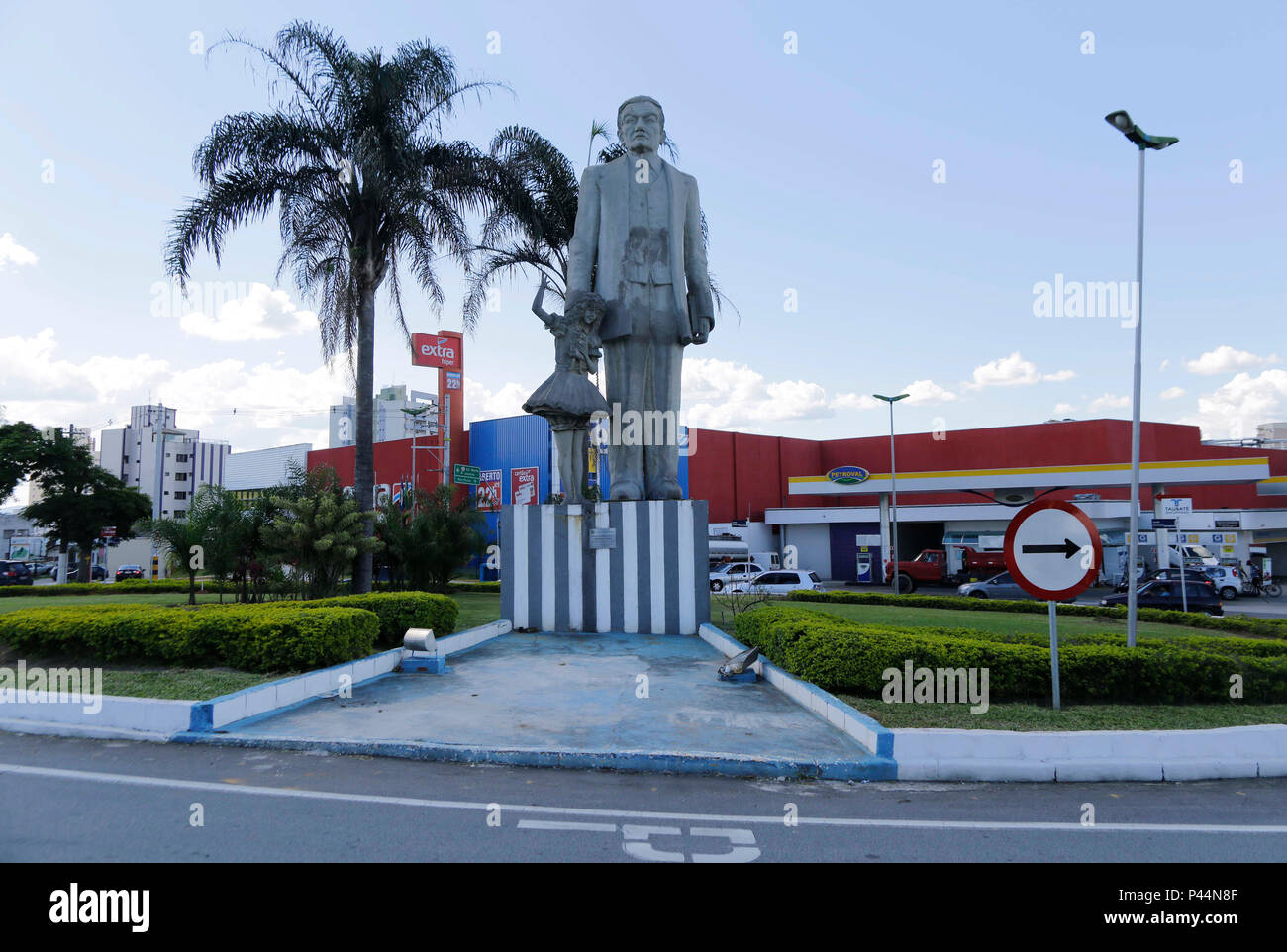 Estatua de Monteiro Lobato e vista na entrada da cidade de Taubate ...