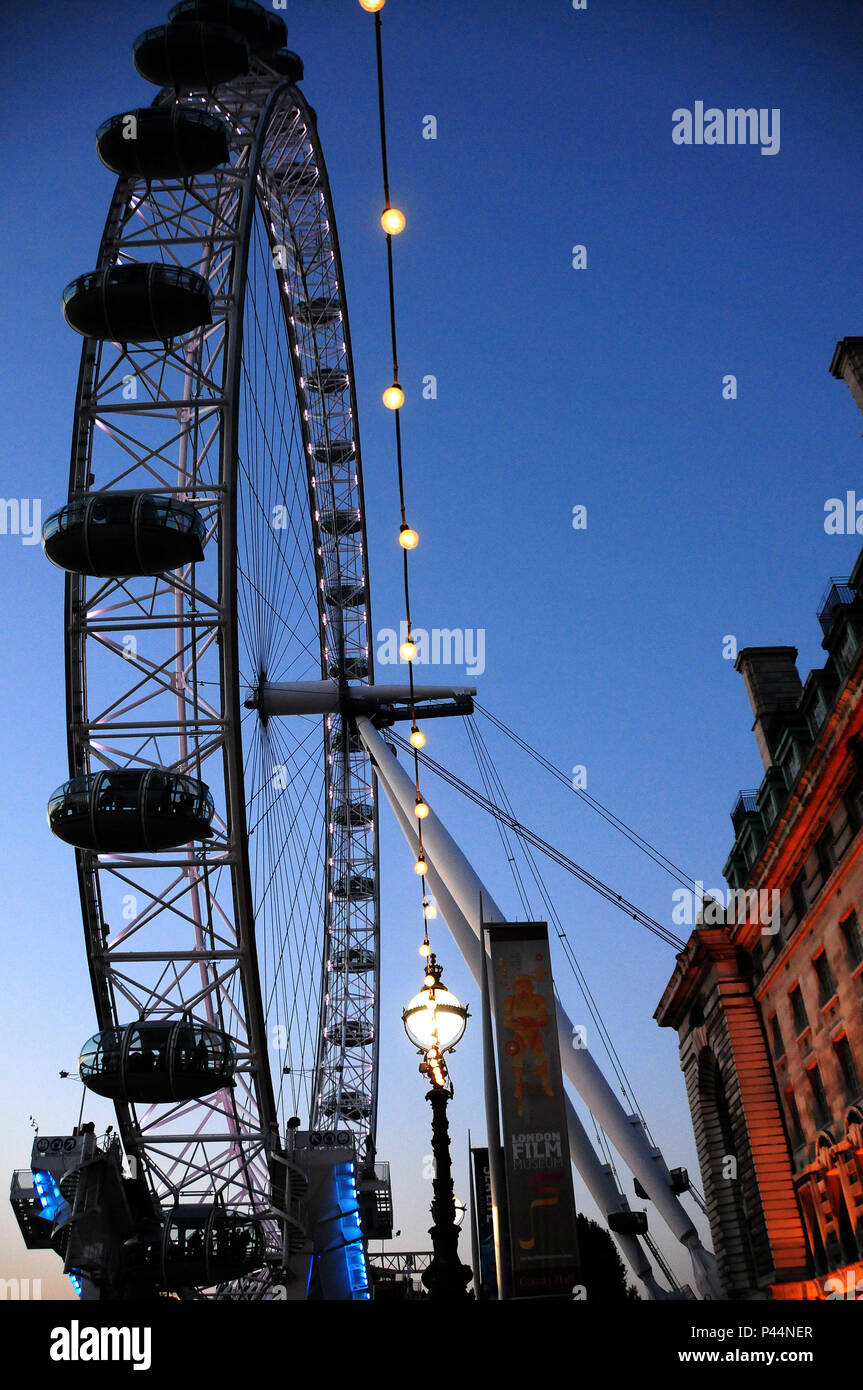 Belo entardecer em london Eye, Londres, Reino Unido - 02/09/2010 - Foto: André Stefano / Fotoarena Stock Photo