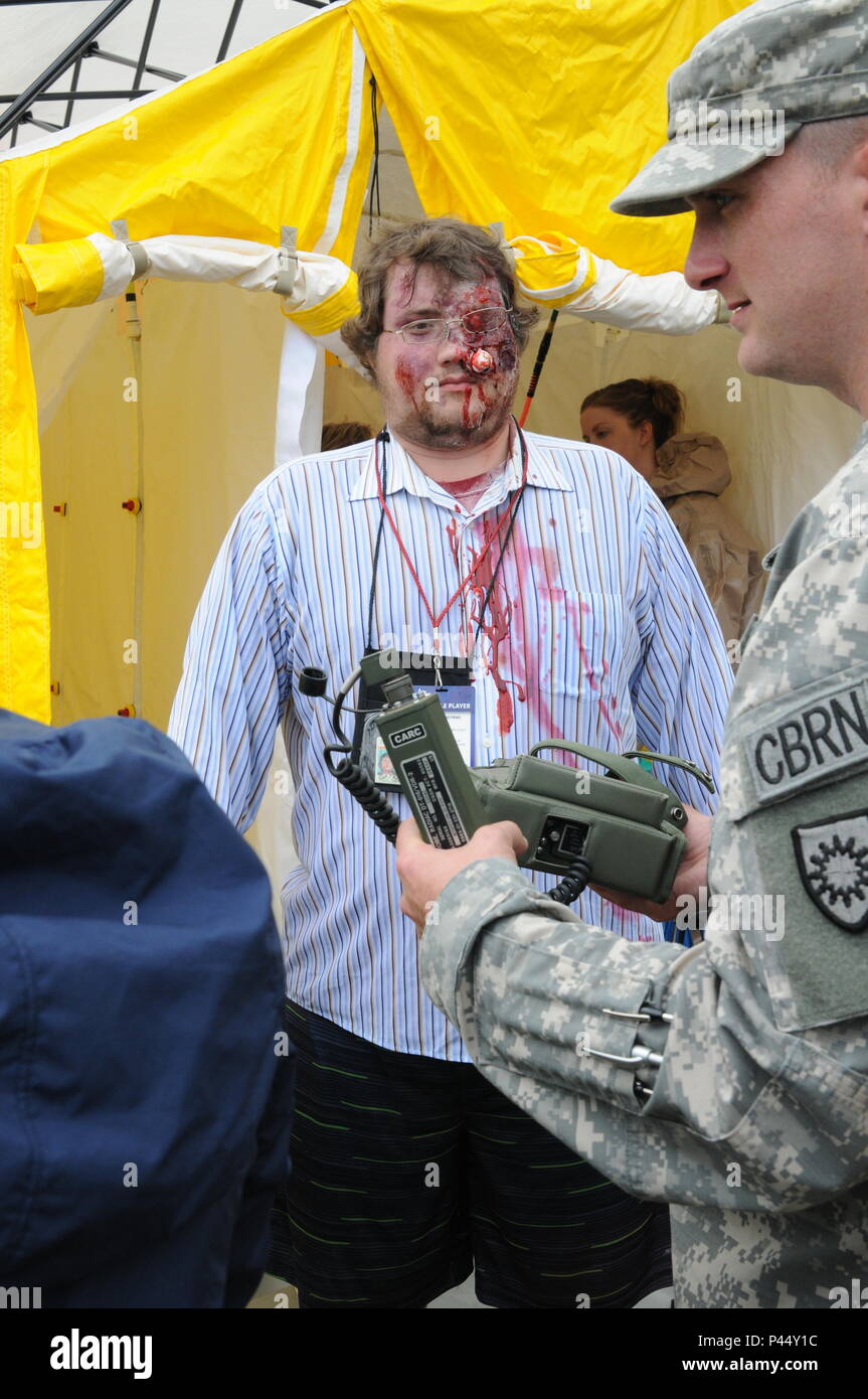 Kentucky National Guard Staff Sgt. Clennon Slone, a CBRNE NCO with the Kentucky National Guard’s CBRNE Enhanced Response Force Package (CERFP), shows members of the Summit Pacific Medical Center (SPMC) staff how to properly scan a casualty for alpha and beta gamma rays during a Vigilant Guard exercise June 11, 2016, in Elma, Washington. The KY-CERFP assisted the SPMC with setting up and testing its abilities for decontamination of mass casualties for the first time in the hospital's three-year history as part of the Vigilant Guard program, a series of homeland defense exercises that allow Guar Stock Photo