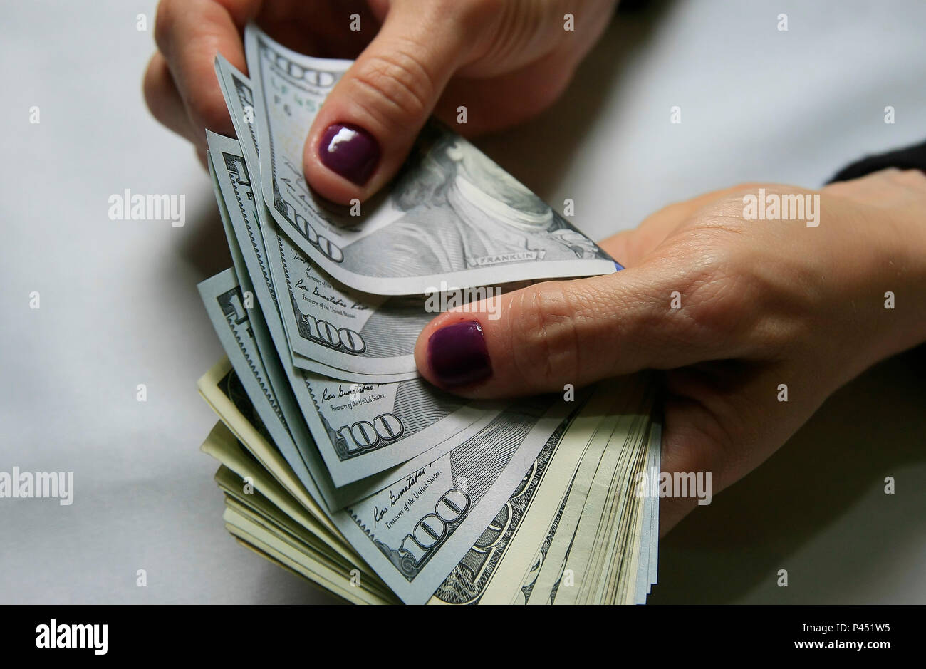 Notas de cem e vinte dolares americanos - 05/12/2013 . Foto: Carlos Eduardo Quadros / FotoArena Stock Photo