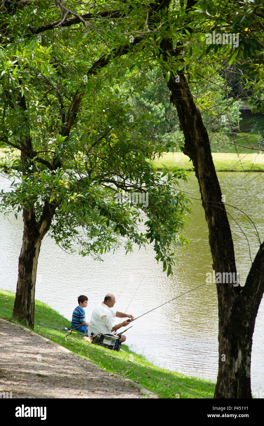 Jogos dos meninos imagem de stock. Imagem de nave, lago - 10059291