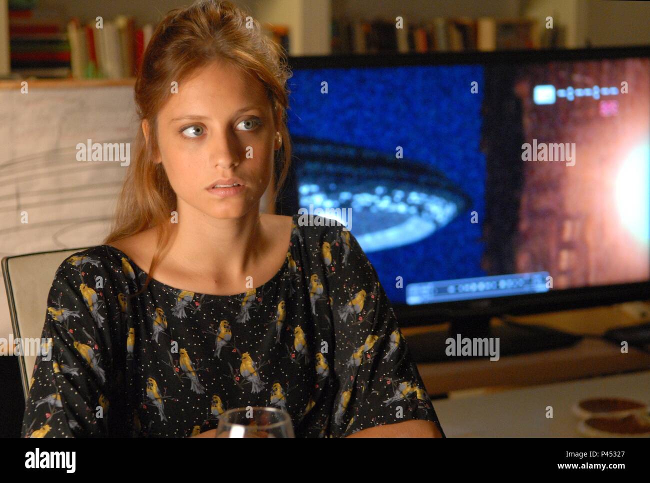 анонс фильма пришелец из космоса премьера 2012. пришелец из космоса фильм 2011. временная петля фильм с инопланетянами. мишель хеннер. пришелец из космоса 2011.