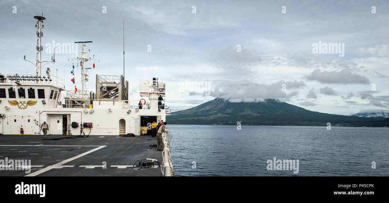160627-N-QW941-035 LEGAZPI, Philippines (June 27, 2016) Hospital ship USNS Mercy (T-AH 19) arrives in the Philippines for the second mission stop of Pacific Partnership 2016. Pacific Partnership is visiting the Philippines for the seventh time since its first mission in 2006. Partner nations will work side-by-side with local military and non-government organizations to conduct cooperative health engagements, community relations events and subject matter expert exchanges to better prepare for possible crisis.(U.S. Navy photo by Mass Communication Specialist 3rd Class Trevor Kohlrus/Released) Stock Photo
