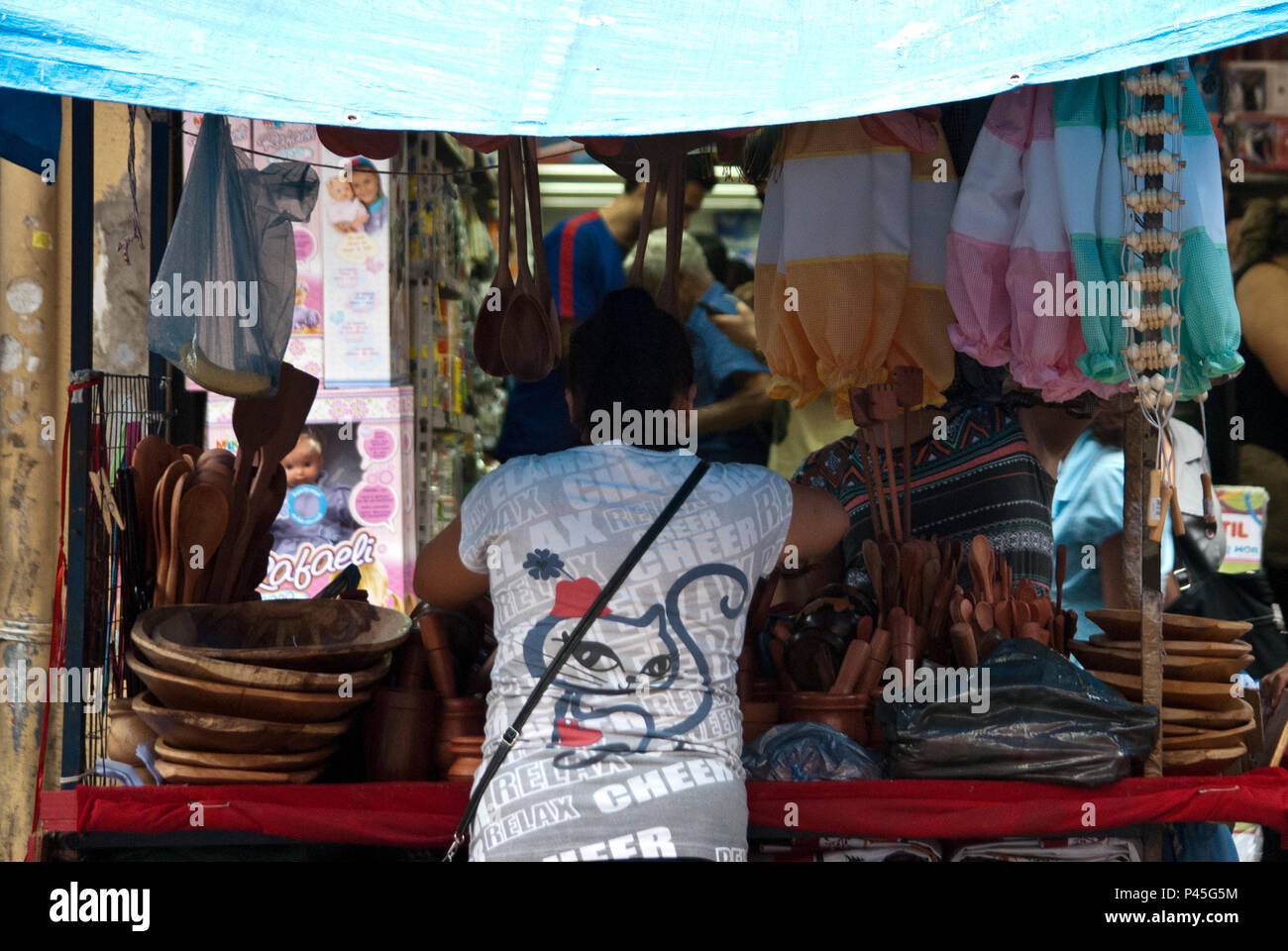 Camelôs vendem mercadorias na Rua 25 de março no centro da Capital. São Paulo/SP, Brasil - 18/12/2013. Foto: Fábio Vieira / Fotoarena Stock Photo