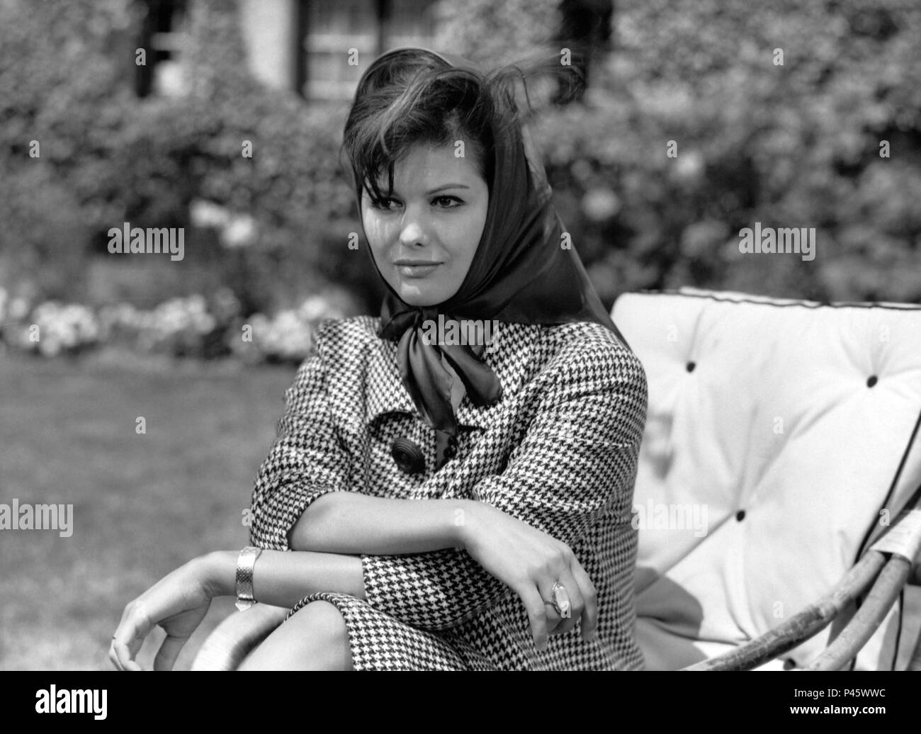 Original Film Title: LES LIONS SONT LACHES.  English Title: THE LIONS ARE LOOSE.  Film Director: HENRI VERNEUIL.  Year: 1961.  Stars: CLAUDIA CARDINALE. Credit: FRANCO LONDON FILMS / Album Stock Photo