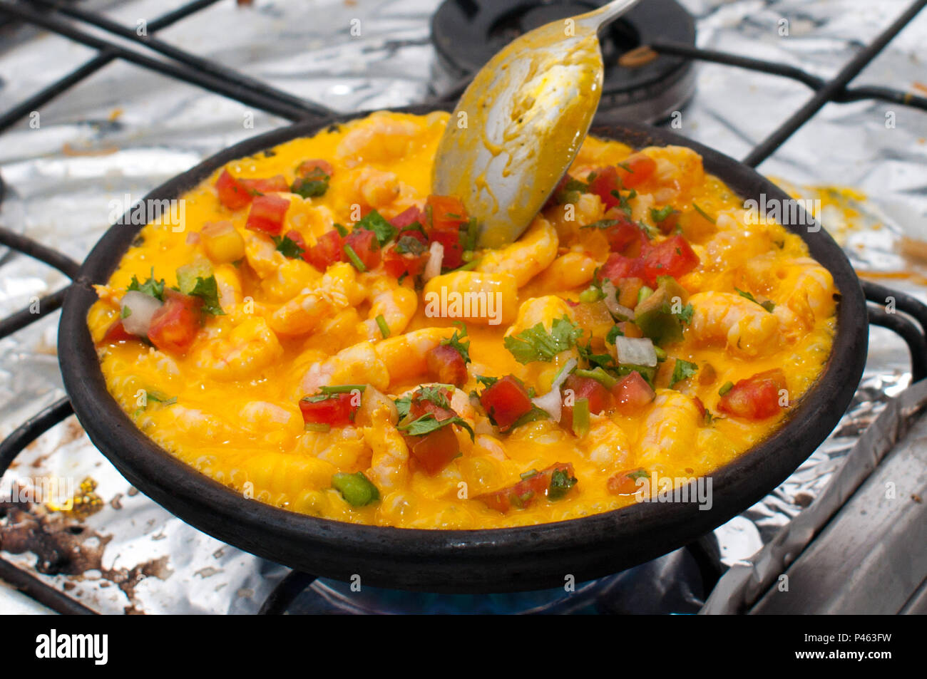 Processo de preparaÃ§Ã£o da Moqueca de camarÃ£o do Restaurante Donana, com  camarÃµes graÃºdos, e suficiente para trÃªs pessoas, chega Ã mesa fumegante  numa panela de barro, acompanhada por arroz, farofa, vatapÃ¡, pirÃ£o e