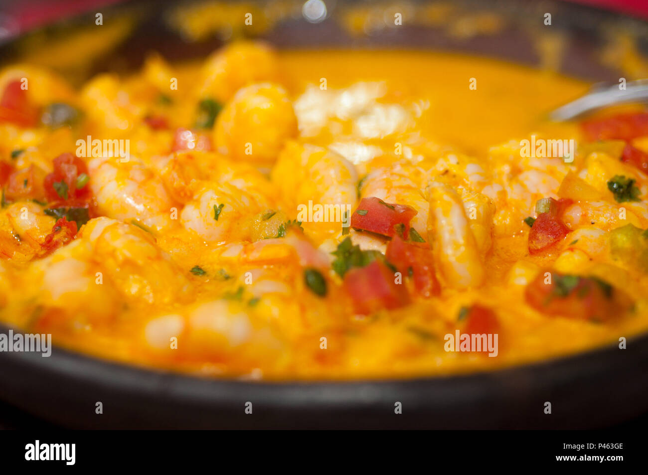 Processo de preparaÃ§Ã£o da Moqueca de camarÃ£o do Restaurante Donana, com camarÃµes graÃºdos, e suficiente para trÃªs pessoas, chega Ã  mesa fumegante numa panela de barro, acompanhada por arroz, farofa, vatapÃ¡, pirÃ£o e caruru. Eleita pelo guia VEJA Comer & Beber da Editora Abril, como a melhor moqueca de Salvador. SALVADOR/BA, Brasil 26/04/2014. (Foto: Alessandra Lori / Fotoarena) Stock Photo