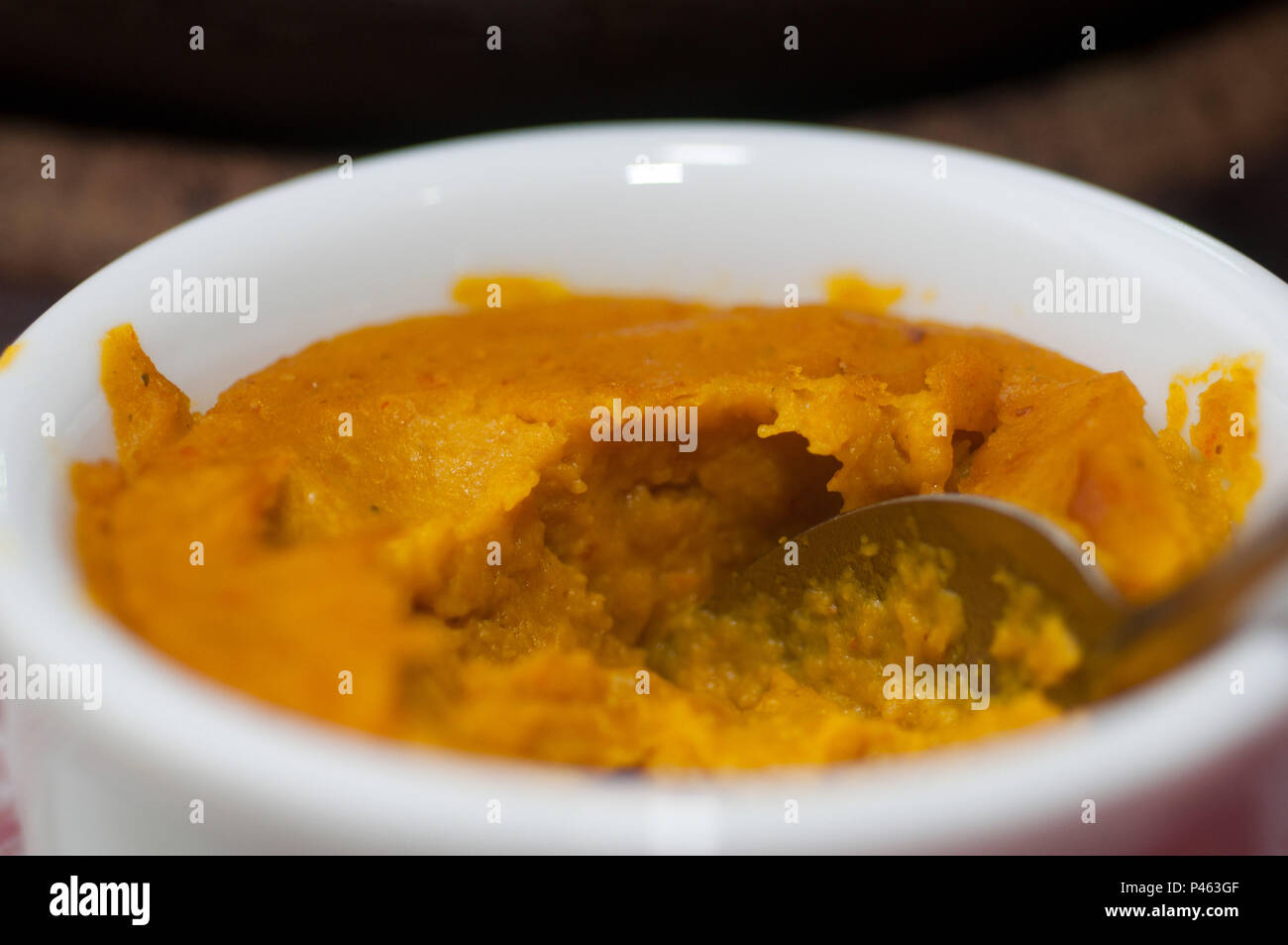 Processo de preparaÃ§Ã£o da Moqueca de camarÃ£o do Restaurante Donana, com camarÃµes graÃºdos, e suficiente para trÃªs pessoas, chega Ã  mesa fumegante numa panela de barro, acompanhada por arroz, farofa, vatapÃ¡, pirÃ£o e caruru. Eleita pelo guia VEJA Comer & Beber da Editora Abril, como a melhor moqueca de Salvador. SALVADOR/BA, Brasil 26/04/2014. (Foto: Alessandra Lori / Fotoarena) Stock Photo