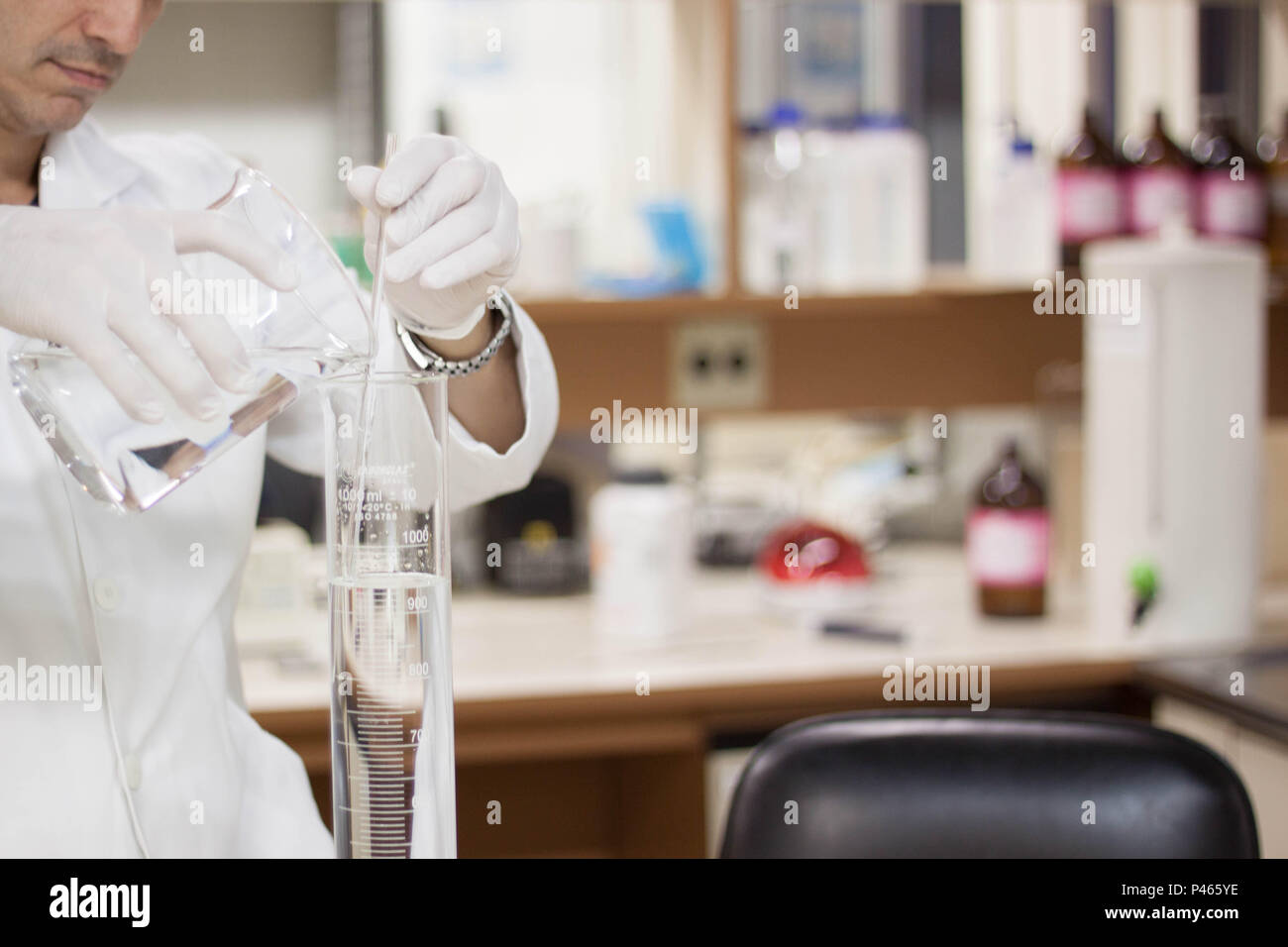 Manuseio de becker graduado com líquido transparente, pipeta e proveta marcando 1000 ml em laboratório. São Paulo/SP, Brasil. 27/06/2014. Foto: (Irene Araujo/Fotoarena) Stock Photo