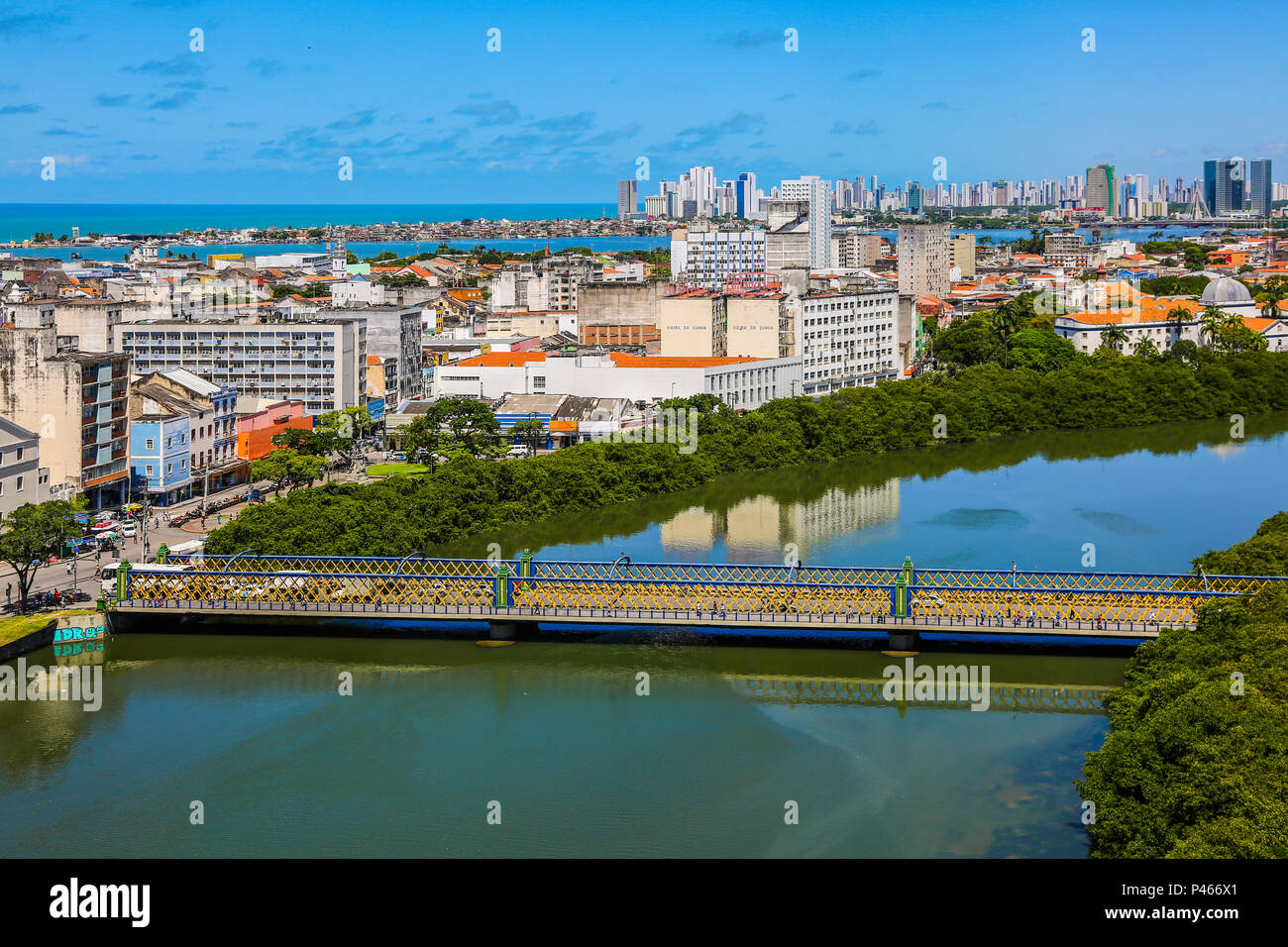 Vista da ponte sobre o rio da cidade turística de borjomi na