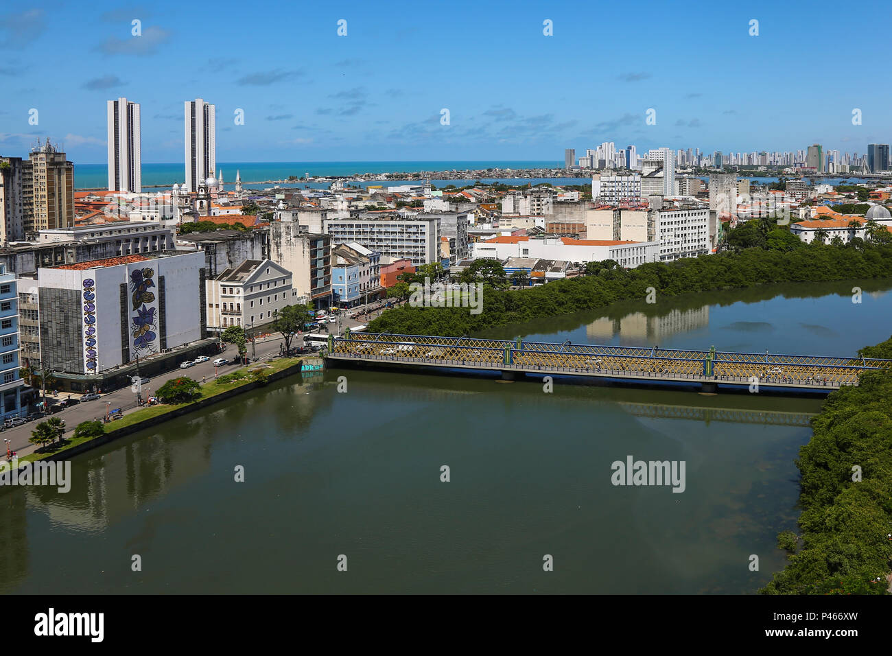 Vista da ponte sobre o rio da cidade turística de borjomi na