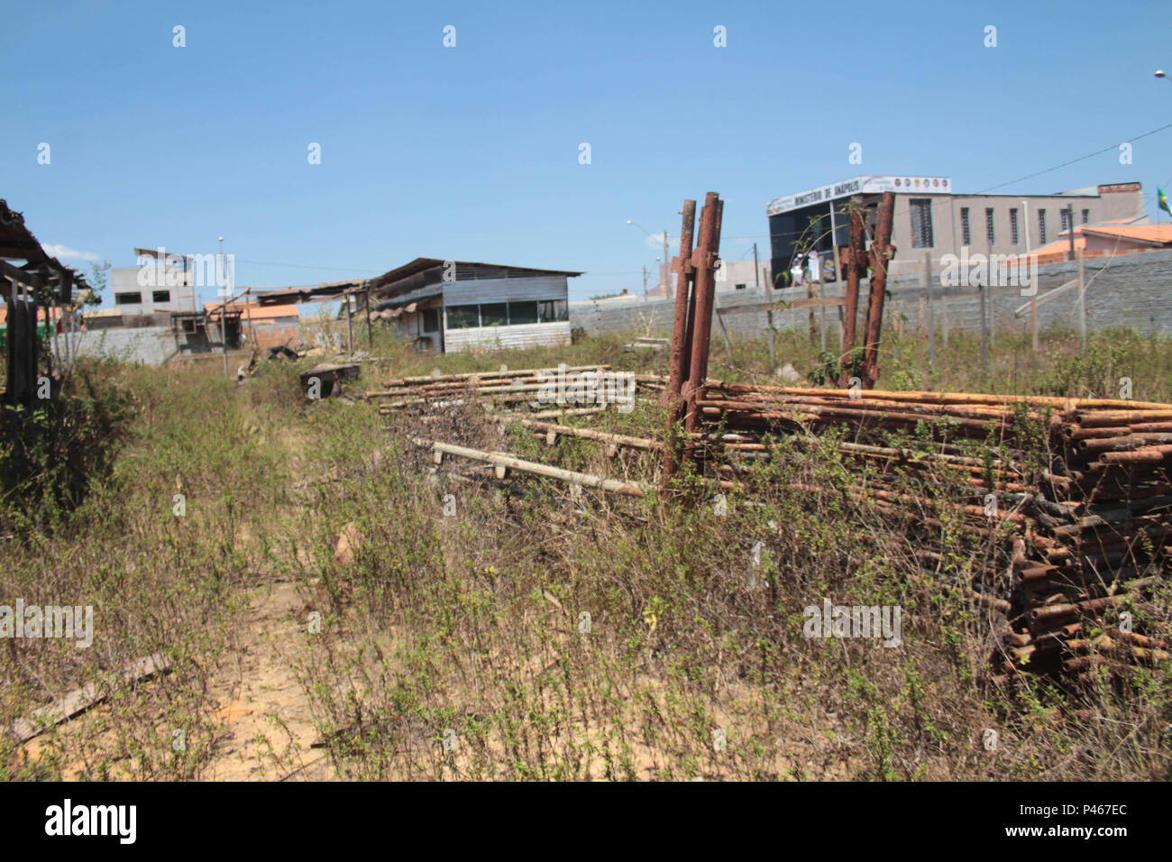 Parauapebas, Pará, Brasil - 22/08/2014.  Mais de R$ 5,8 milhões foram liberados para a obra, que tinha prazo de execução de 360 dias. Da publicação, 13 de agosto de 2010 até agora, já se passaram mais de quatro anos. No terreno doado pela prefeitura de Parauapebas, onde seria a construção da Escola Tecnológica de Parauapebas, que deveria ter 12 salas de aula, oito laboratórios e anfiteatro, o que se vê é muito mato e abandono. Foto: Antonio Cícero/Fotoarena Stock Photo