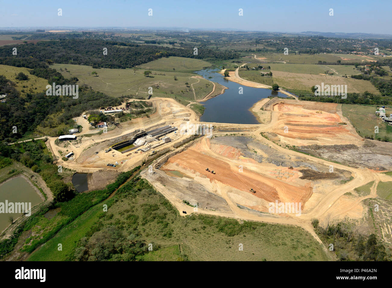 Orçada em R$ 24,5 milhões, com prazo de execução de dois anos, a Barragem do Rio Capivari-Mirim, será construída no Bairro Mirim, dando origem a um lago com capacidade para armazenar 880 milhões de litros. A Barragem terá 260 metros de comprimento, 6 metros de largura, 23 metros de altura máxima sobre a fundação e espelho-d’água de 41,1 hectares (411 mil m2). A extensão de espelho d´água é de 2,5 km. Indaiatuba/SP, Brasil - 12/09/2014. Foto: Giuliano Miranda/Fotoarena Stock Photo