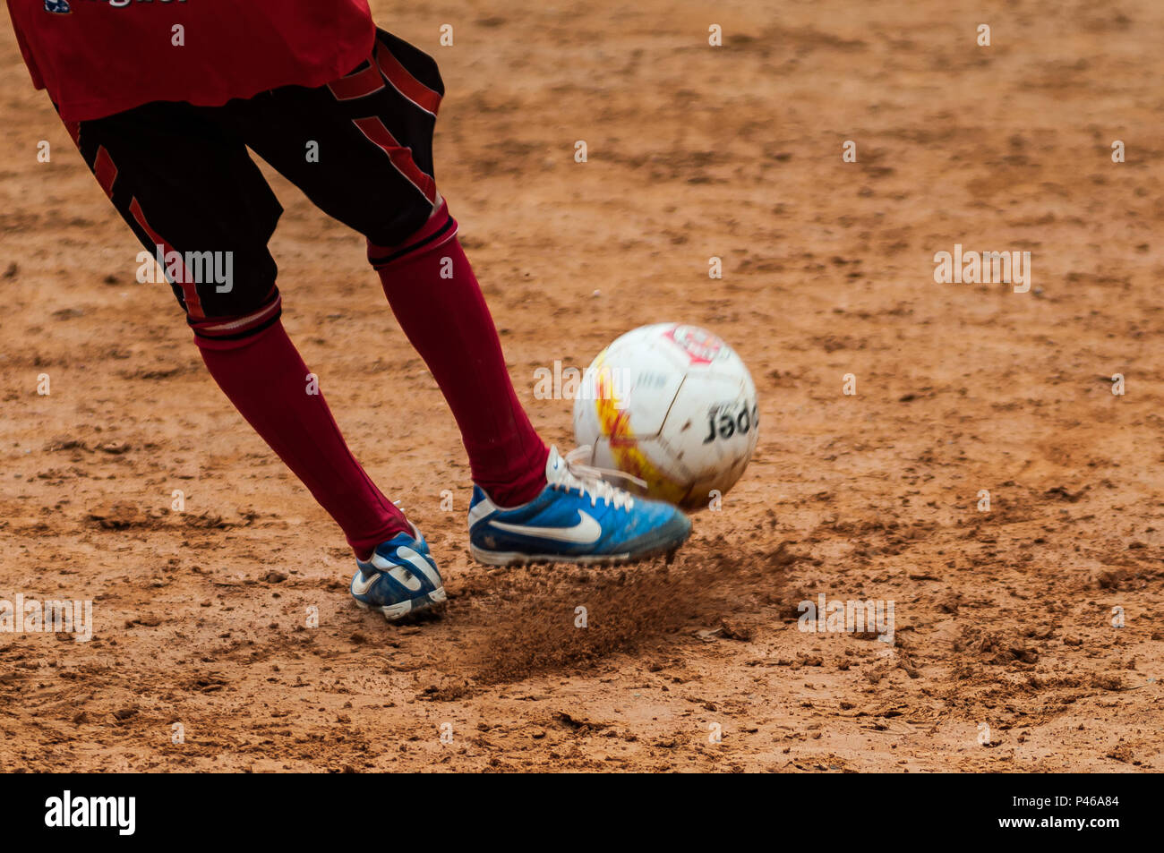 SÃO PAULO, SP - 27/09/2014: Futebol de Várzea - Jogo de várzea entre GE  Unidos do Panamericano e o 96, no campo da comunidade da Xurupita, na zona  oeste de São Paulo. (