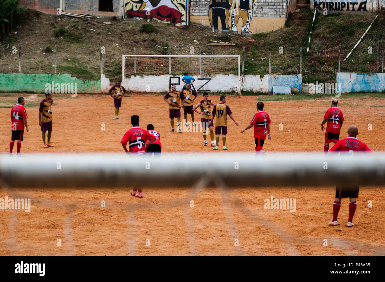 SÃO PAULO, SP - 27/09/2014: Futebol de Várzea - Jogo de várzea entre GE  Unidos do Panamericano e o 96, no campo da comunidade da Xurupita, na zona  oeste de São Paulo. (