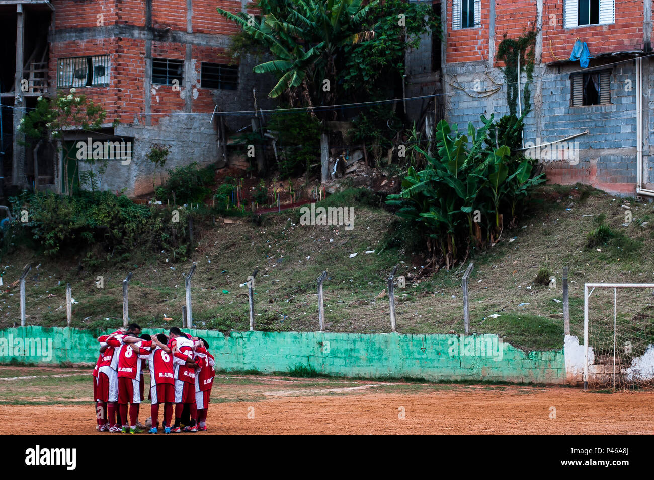 SÃO PAULO, SP - 27/09/2014: Futebol de Várzea - Jogo de várzea entre GE  Unidos do Panamericano e o 96, no campo da comunidade da Xurupita, na zona  oeste de São Paulo. (