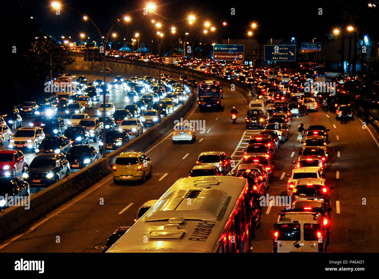 RIO DE JANEIRO, RJ - 23/10/2014: TRANSITO NO RJ - Transito lento na Linha Vermelha, sentido Centro da cidade, na noite desta quinta (23). (Foto: Marcelo Cortes / Fotoarena) Stock Photo