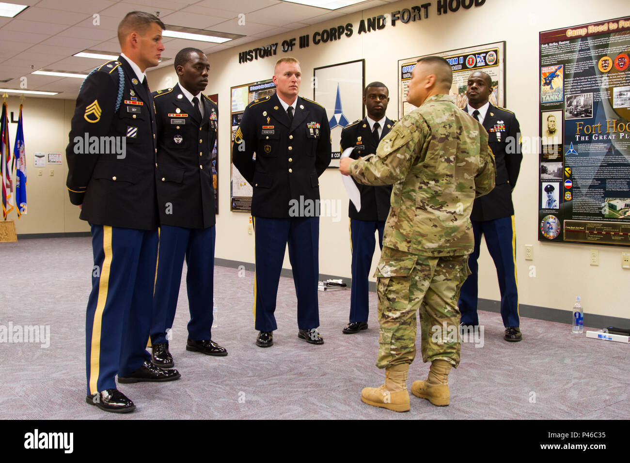 Sgt. Maj. Patrick Akuna, the Task Force Phantom Command Sergeant Major of III Corps, briefs the Best Warrior Competitors June 20, 2016 on Fort Hood, Texas. The Best Warrior Competition is a week long event that mentally and physically test the soldiers. (U.S. Army photo by Sgt. Marcus Floyd, 13th Public Affairs Detachment) Stock Photo