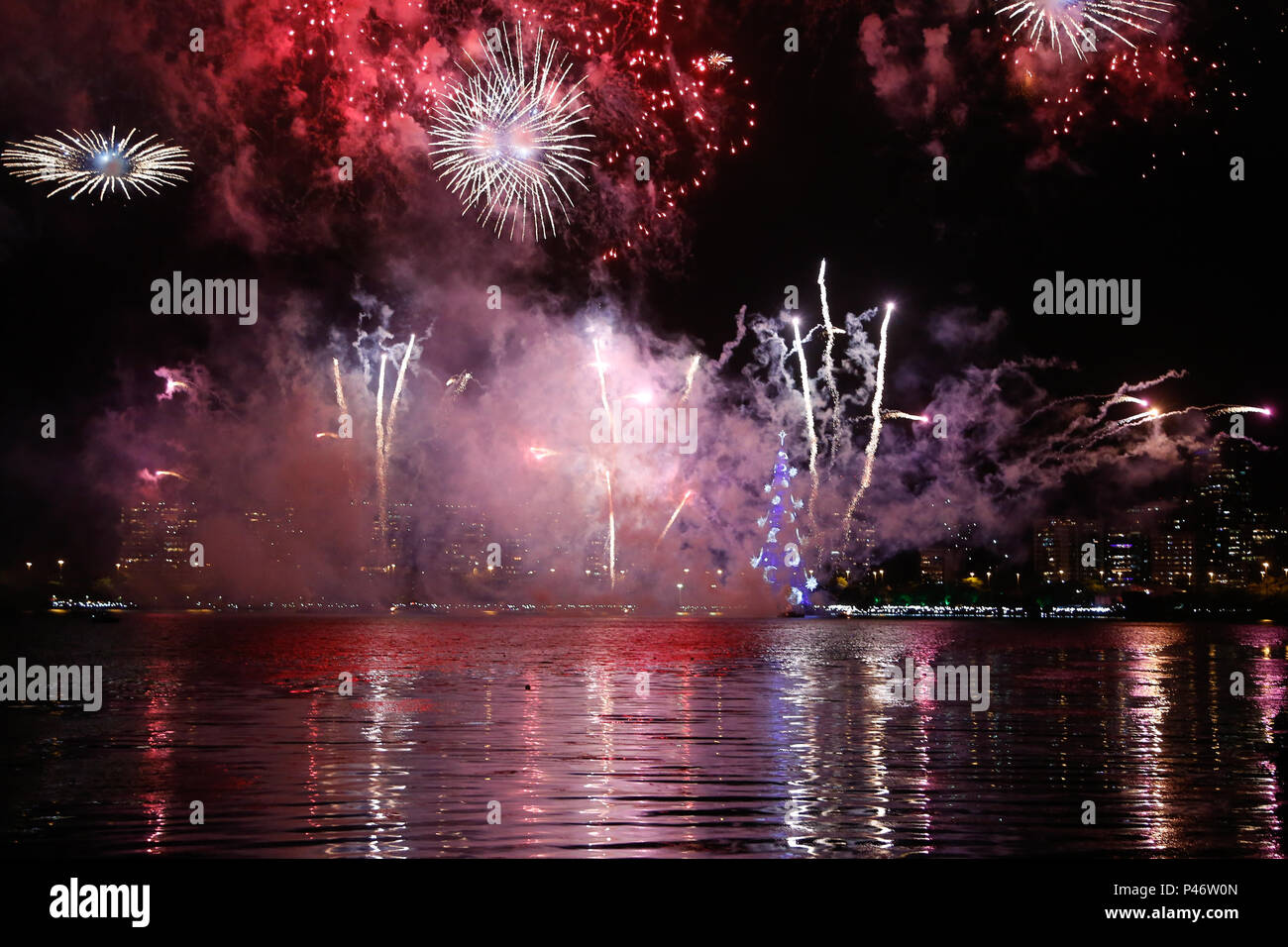 RIO DE JANEIRO, RJ - 29/11/2014: INAUGURAÇÃO ARVORE DE NATAL DA LAGOA RJ -  Fogos de artificio durante a inauguração da árvore de Natal da Lagoa/RJ,  realizada no Lagoa Rodrigo de Freitas. (