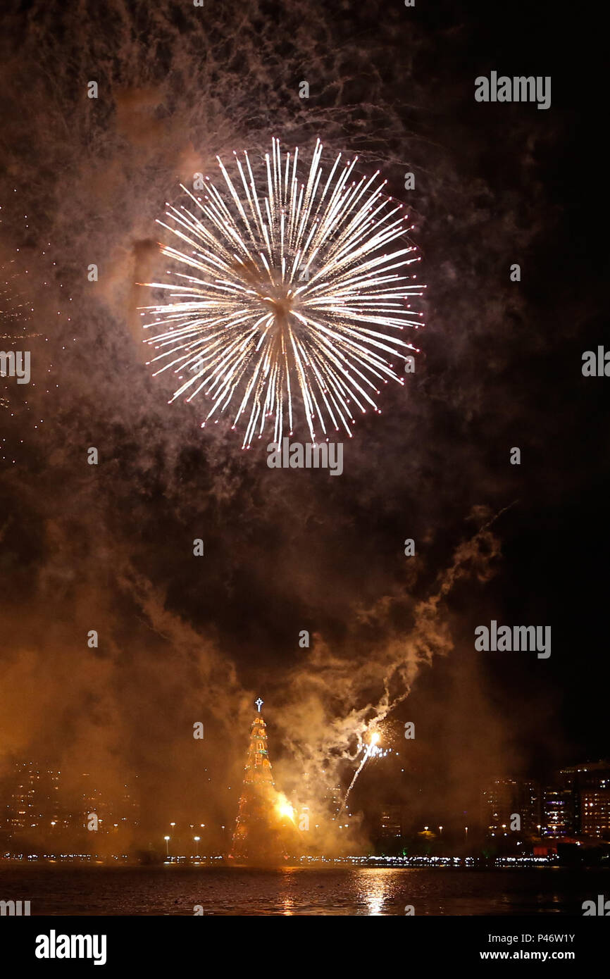 RIO DE JANEIRO, RJ - 29/11/2014: INAUGURAÇÃO ARVORE DE NATAL DA LAGOA RJ - Fogos de artificio durante a inauguração da árvore de Natal da Lagoa/RJ, realizada no Lagoa Rodrigo de Freitas. ( RIO DE JANEIRO, RJ - 29/11/2014: INAUGURAÇÃO ARVORE DE NATAL DA LAGOA RJ - Fogos de artificio durante a inauguração da árvore de Natal da Lagoa/RJ, realizada no Lagoa Rodrigo de Freitas. (
