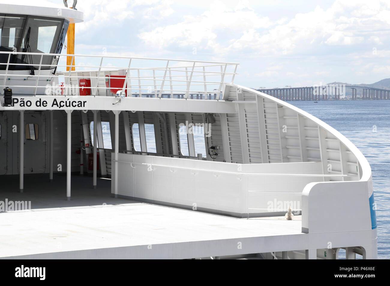Rio de Janeiro, RJ - 22/12/2014: BARCA E TRENS DESEMBARCAM NO RJ - A ...
