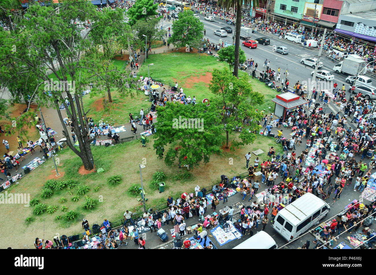 SÃO PAULO, SP - 22/12/2014: MOVIMENTAÇÃO NO LARGO DA CONCORDIA - Movimentação de pedestres no Largo SÃO PAULO, SP - 22/12/2014: MOVIMENTAÇÃO NO LARGO DA CONCORDIA - Movimentação de pedestres no Largo