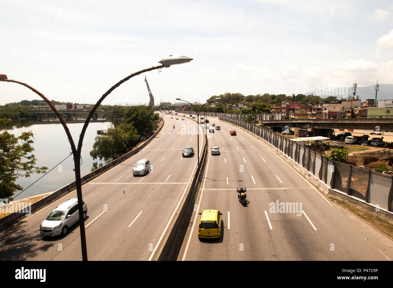 RIO DE JANEIRO, RJ 04/01/2015 MOVIMENTAÇÃO DE ESTRADA NO RIO DE JANEIRO Transito segue com