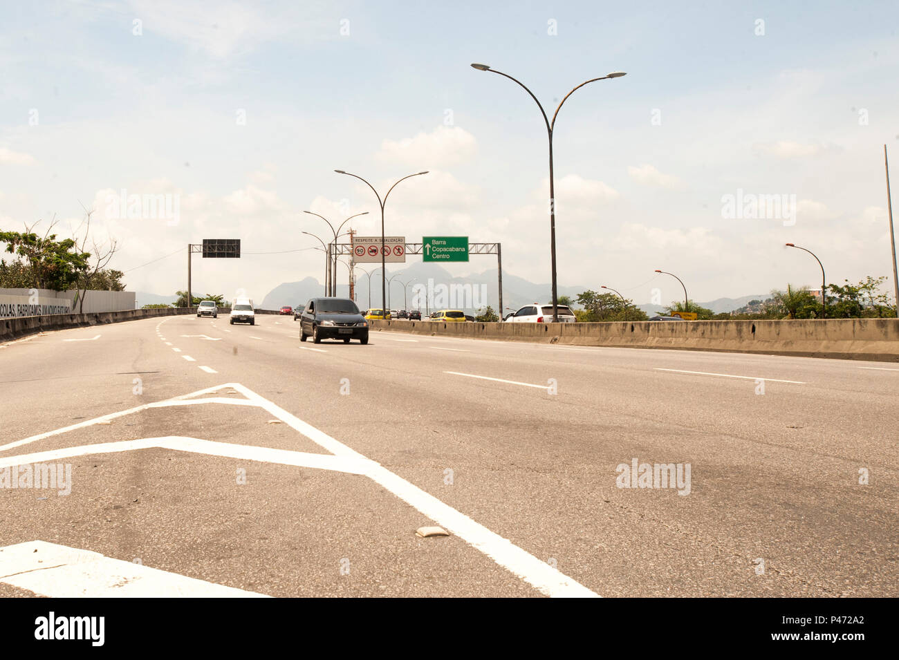 RIO DE JANEIRO, RJ 04/01/2015 MOVIMENTAÇÃO DE ESTRADA NO RIO DE JANEIRO Transito segue com