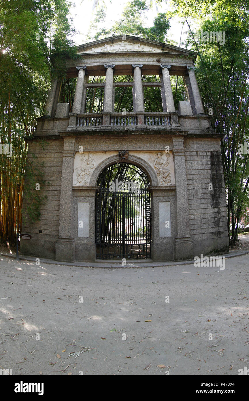 RIO DE JANEIRO, RJ - 15/01/2015: PORTAL DA ESCOLA IMPERIAL DE BELAS ARTES - Portal da Escola Imperial de Belas Artes(Old Academy of Fine Arts Portal), fica no interior do Jardim Botânico, na zona sul, no Rio de Janeiro, RJ. A antiga Real Academia de Belas Artes, foi a primeira obra do arquiteto Granjean de Montigny integrante da missão artística francesa e responsável pela introducão do estilo Neoclássico na arquitetura brasileira. O portal apresenta relevo em terracota, de autoria de Zeferino Ferrez. O prédio da Academia foi demolido em 1938, restando este portal frontal, remontado no Jardim  Stock Photo