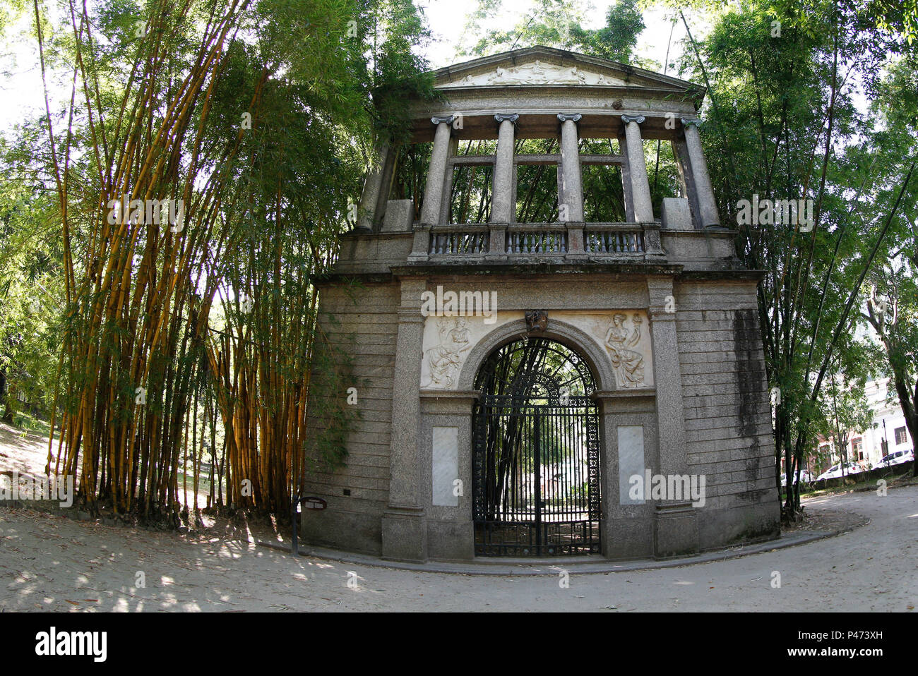 RIO DE JANEIRO, RJ - 15/01/2015: PORTAL DA ESCOLA IMPERIAL DE BELAS ARTES - Portal da Escola Imperial de Belas Artes(Old Academy of Fine Arts Portal), fica no interior do Jardim Botânico, na zona sul, no Rio de Janeiro, RJ. A antiga Real Academia de Belas Artes, foi a primeira obra do arquiteto Granjean de Montigny integrante da missão artística francesa e responsável pela introducão do estilo Neoclássico na arquitetura brasileira. O portal apresenta relevo em terracota, de autoria de Zeferino Ferrez. O prédio da Academia foi demolido em 1938, restando este portal frontal, remontado no Jardim  Stock Photo