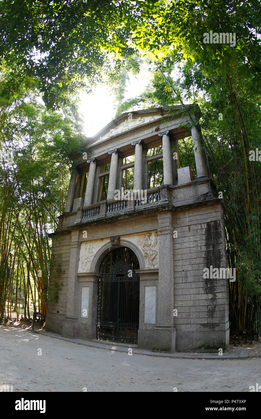 RIO DE JANEIRO, RJ - 15/01/2015: PORTAL DA ESCOLA IMPERIAL DE BELAS ARTES - Portal da Escola Imperial de Belas Artes(Old Academy of Fine Arts Portal), fica no interior do Jardim Botânico, na zona sul, no Rio de Janeiro, RJ. A antiga Real Academia de Belas Artes, foi a primeira obra do arquiteto Granjean de Montigny integrante da missão artística francesa e responsável pela introducão do estilo Neoclássico na arquitetura brasileira. O portal apresenta relevo em terracota, de autoria de Zeferino Ferrez. O prédio da Academia foi demolido em 1938, restando este portal frontal, remontado no Jardim  Stock Photo