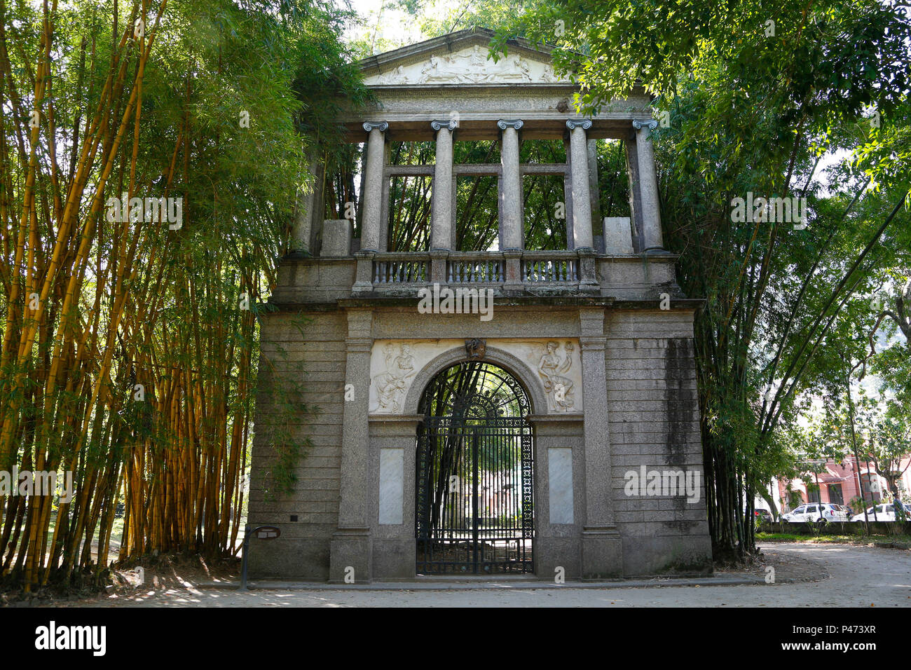 RIO DE JANEIRO, RJ - 15/01/2015: PORTAL DA ESCOLA IMPERIAL DE BELAS ARTES - Portal da Escola Imperial de Belas Artes(Old Academy of Fine Arts Portal), fica no interior do Jardim Botânico, na zona sul, no Rio de Janeiro, RJ. A antiga Real Academia de Belas Artes, foi a primeira obra do arquiteto Granjean de Montigny integrante da missão artística francesa e responsável pela introducão do estilo Neoclássico na arquitetura brasileira. O portal apresenta relevo em terracota, de autoria de Zeferino Ferrez. O prédio da Academia foi demolido em 1938, restando este portal frontal, remontado no Jardim  Stock Photo