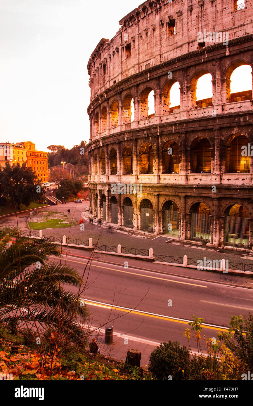 Coliseu ao por do sol. Roma, Província de Roma, Itália. / Colosseum at sunset. Rome, Province of Rome, Italy. Stock Photo