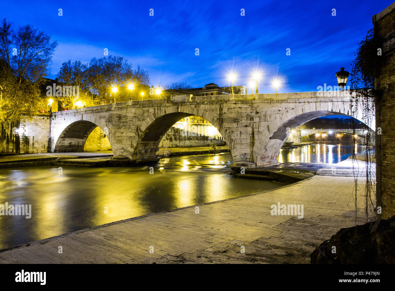 Ponte Cestio vista da Ilha Tiberina (Isola Tiberina). Roma, Itália 25