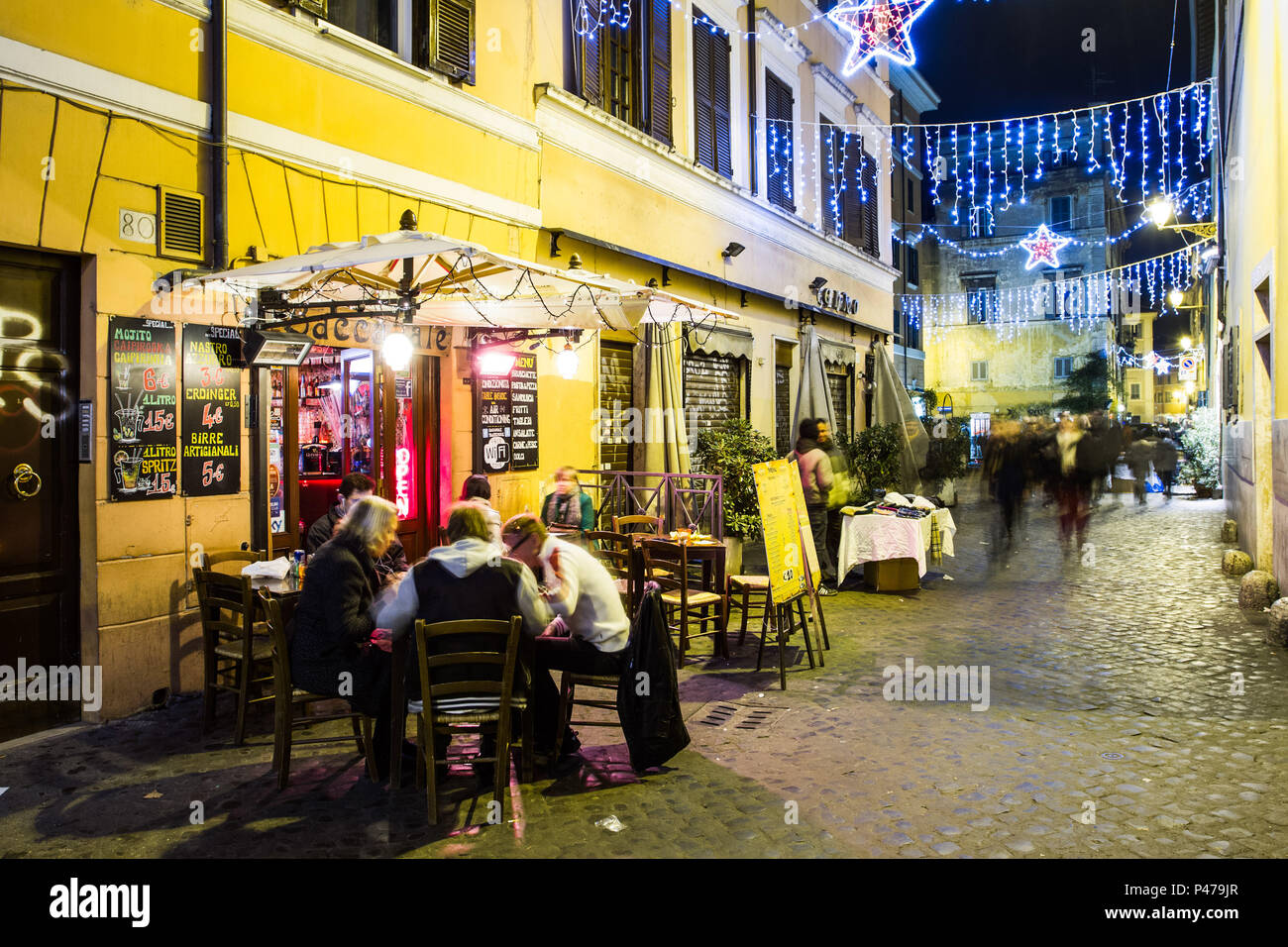 Rua com bares e restaurantes no Trastevere à noite. Roma, Itália - 25/12/2012. Foto: Ricardo Ribas / Fotoarena Stock Photo