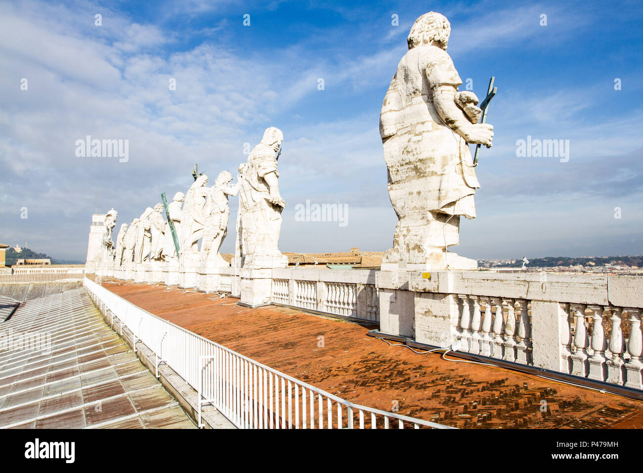Estátuas dos Apóstolos no teto da Basílica de São Pedro. Cidade do Vaticano, Vaticano - 27/12/2012. Foto: Ricardo Ribas / Fotoarena Stock Photo