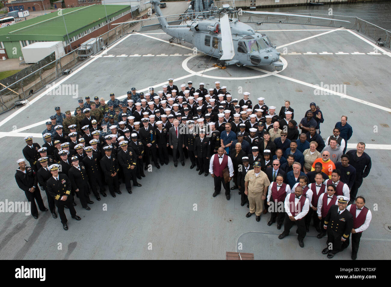 160618-N-KP948-170 KIEL, Germany (June 18, 2016) - Secretary of the Navy Ray Mabus takes a group picture with crew members aboard USS Mount Whitney (LCC 20), June 18, 2016.  Mabus visited Mount Whitney Sailors at the conclusion of BALTOPS 2016. (U.S. Navy Photo by Mass Communication Specialist Seaman Alyssa Weeks/Released) Stock Photo