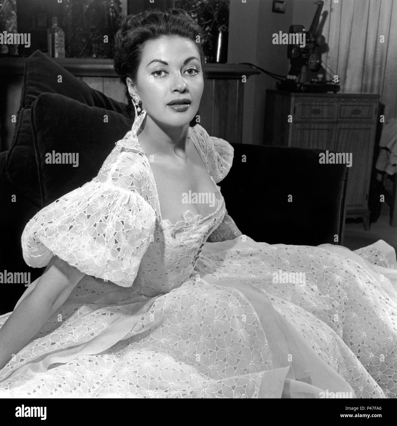 Yvonne de carlo hi-res stock photography and images - Alamy