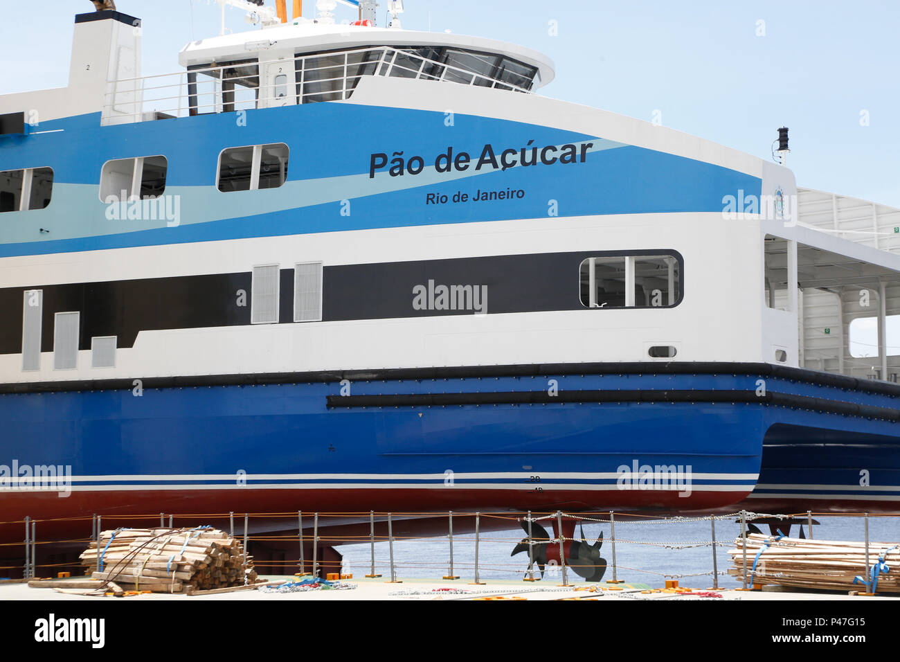 Rio de Janeiro, RJ - 22/12/2014: BARCA E TRENS DESEMBARCAM NO RJ - A ...