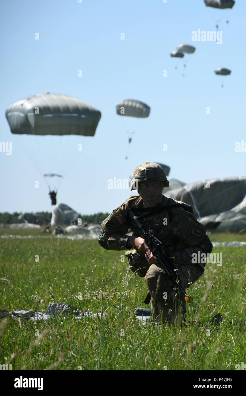 Paratroopers assigned to 173rd Airborne Brigade conduct a Joint Forcible Entry into Swidwin Air Base, Poland during Polish led Exercise Anakonda 2016. Anakonda 2016, scheduled to run through June 17, is a Polish national exercise designed to train, exercise and integrate Polish command and force structure into a joint multinational environment. Stock Photo