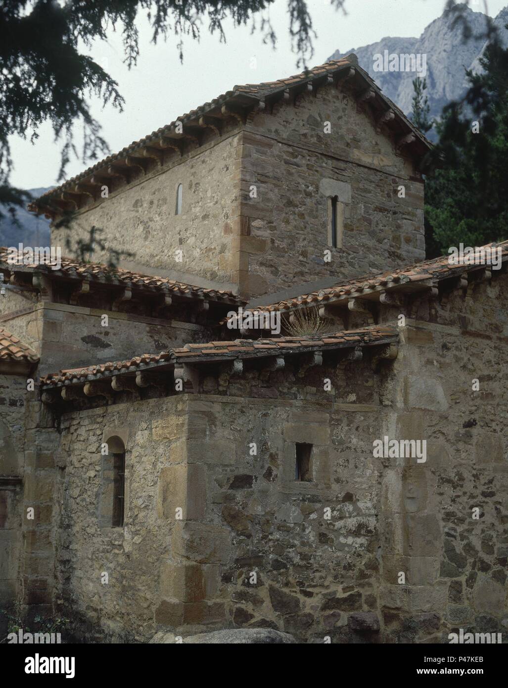 EXTERIOR - DETALLE DE LA IGLESIA PRERROMANICA DE ESTILO MOZARABE FUNDADA EN EL AÑO 925. Location: MARIENKIRCHE, LEBEÑA, CANTABRIA, SPAIN. Stock Photo