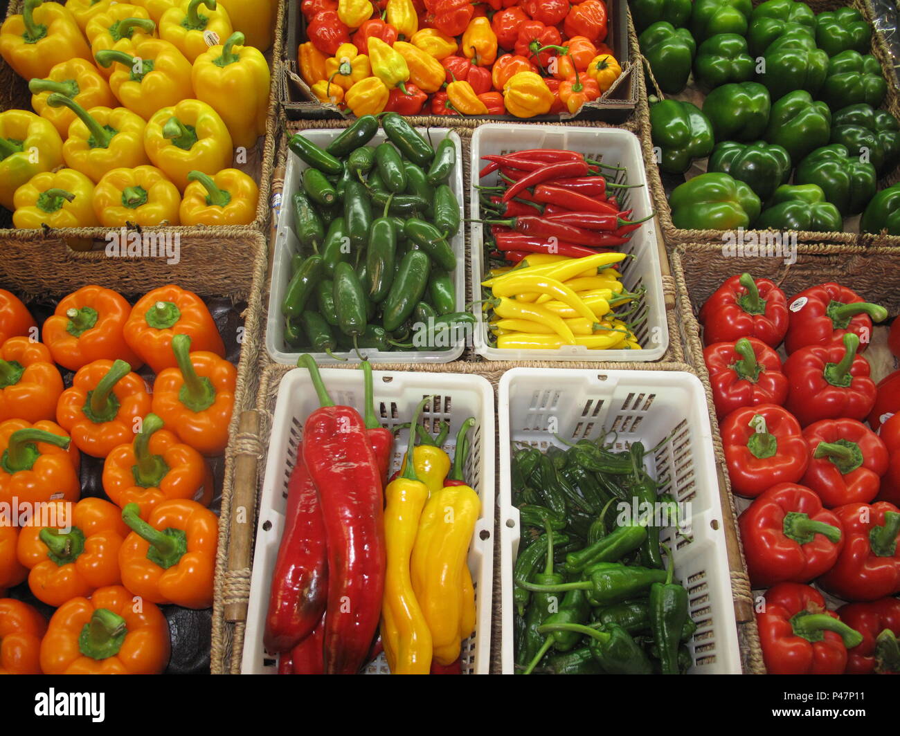 Plastic food trays hi-res stock photography and images - Alamy