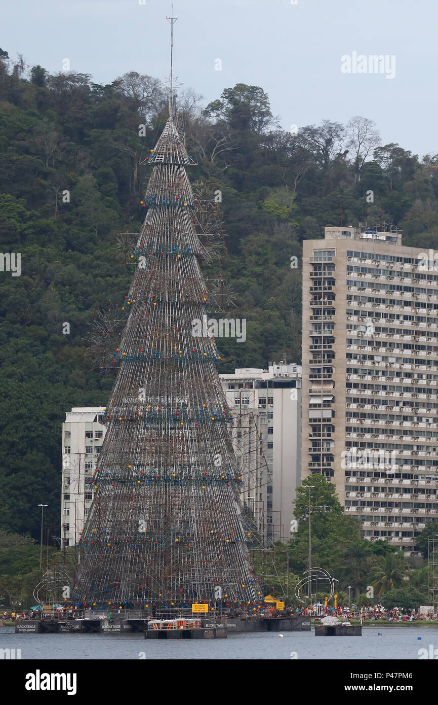 RIO DE JANEIRO, RJ - 29/11/2014: INAUGURAÇÃO ARVORE DE NATAL DA LAGOA RJ -  O publico tomou o entorno da Lagoa durante a inauguração da árvore de Natal  da Lagoa/RJ, realizada no