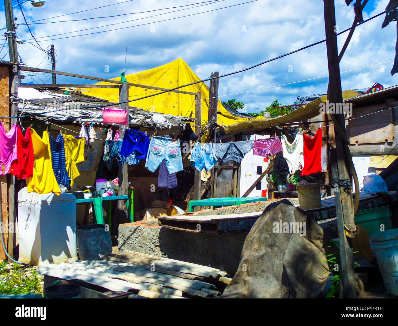 RECIFE, PE - 30/11/2014: CRIANÇAS CATANDO LIXO NO CANAL ARRUDA -As famílias  dos meninos da comunidade Saramandaia flagrados catando lixo no Canal do  Arruda, Zona Norte do Recife,as famílias dos meninos não, image size:1300x1065