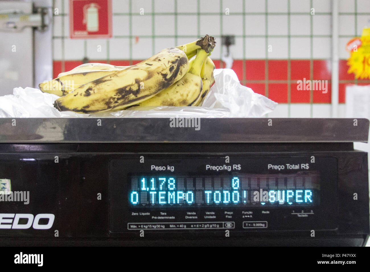 SÃO PAULO, SP - 03/02/2015. FRUTAS EM BALANÇA ELETRÔNICA. Penca de bananas em balança eletrônica. Foto: Walmor Carvalho / Fotoarena Stock Photo