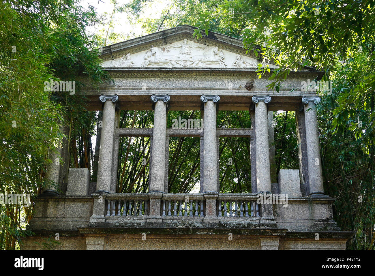 RIO DE JANEIRO, RJ - 15/01/2015: PORTAL DA ESCOLA IMPERIAL DE BELAS ARTES - Portal da Escola Imperial de Belas Artes(Old Academy of Fine Arts Portal), fica no interior do Jardim Botânico, na zona sul, no Rio de Janeiro, RJ. A antiga Real Academia de Belas Artes, foi a primeira obra do arquiteto Granjean de Montigny integrante da missão artística francesa e responsável pela introducão do estilo Neoclássico na arquitetura brasileira. O portal apresenta relevo em terracota, de autoria de Zeferino Ferrez. O prédio da Academia foi demolido em 1938, restando este portal frontal, remontado no Jardim  Stock Photo