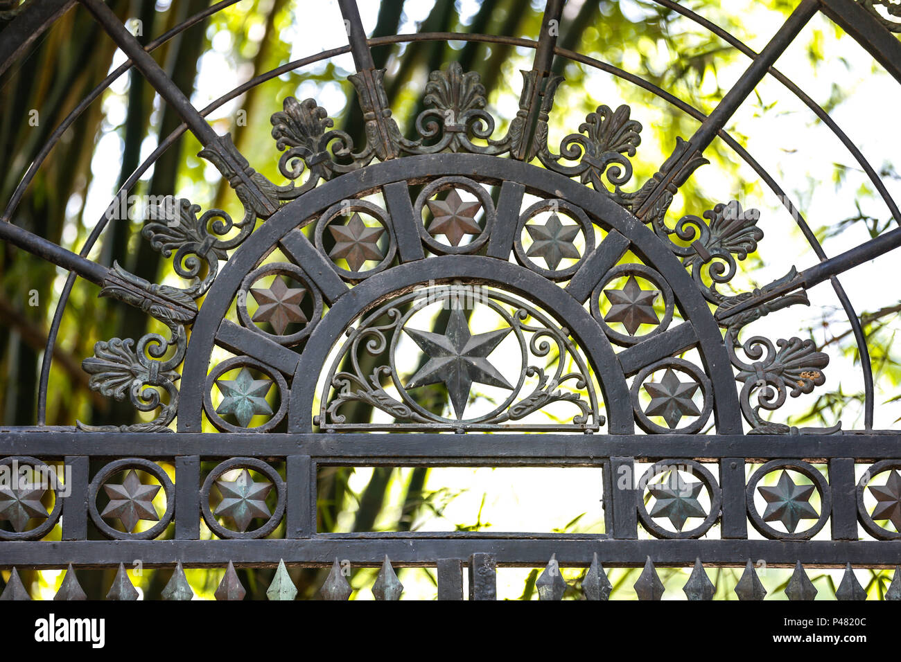 RIO DE JANEIRO, RJ - 15/01/2015: PORTAL DA ESCOLA IMPERIAL DE BELAS ARTES - Detalhe. Portal da Escola Imperial de Belas Artes(Old Academy of Fine Arts Portal), fica no interior do Jardim Botânico, na zona sul, no Rio de Janeiro, RJ. A antiga Real Academia de Belas Artes, foi a primeira obra do arquiteto Granjean de Montigny integrante da missão artística francesa e responsável pela introducão do estilo Neoclássico na arquitetura brasileira. O portal apresenta relevo em terracota, de autoria de Zeferino Ferrez. O prédio da Academia foi demolido em 1938, restando este portal frontal, remontado n Stock Photo