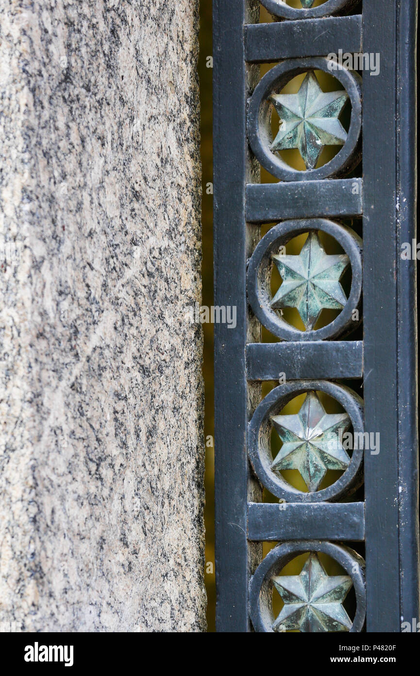 RIO DE JANEIRO, RJ - 15/01/2015: PORTAL DA ESCOLA IMPERIAL DE BELAS ARTES - Detalhe. Portal da Escola Imperial de Belas Artes(Old Academy of Fine Arts Portal), fica no interior do Jardim Botânico, na zona sul, no Rio de Janeiro, RJ. A antiga Real Academia de Belas Artes, foi a primeira obra do arquiteto Granjean de Montigny integrante da missão artística francesa e responsável pela introducão do estilo Neoclássico na arquitetura brasileira. O portal apresenta relevo em terracota, de autoria de Zeferino Ferrez. O prédio da Academia foi demolido em 1938, restando este portal frontal, remontado n Stock Photo