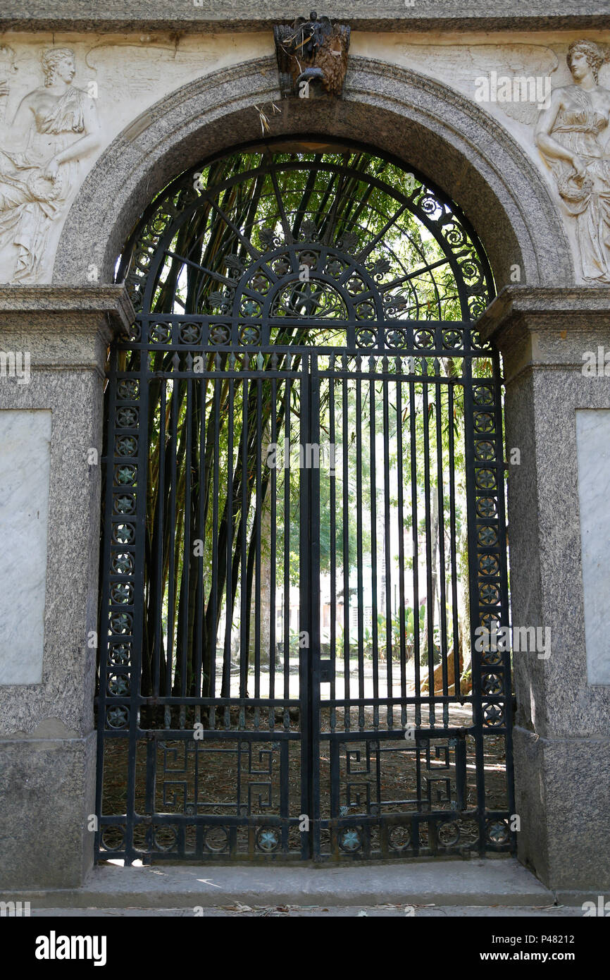 RIO DE JANEIRO, RJ - 15/01/2015: PORTAL DA ESCOLA IMPERIAL DE BELAS ARTES - Portal da Escola Imperial de Belas Artes(Old Academy of Fine Arts Portal), fica no interior do Jardim Botânico, na zona sul, no Rio de Janeiro, RJ. A antiga Real Academia de Belas Artes, foi a primeira obra do arquiteto Granjean de Montigny integrante da missão artística francesa e responsável pela introducão do estilo Neoclássico na arquitetura brasileira. O portal apresenta relevo em terracota, de autoria de Zeferino Ferrez. O prédio da Academia foi demolido em 1938, restando este portal frontal, remontado no Jardim  Stock Photo