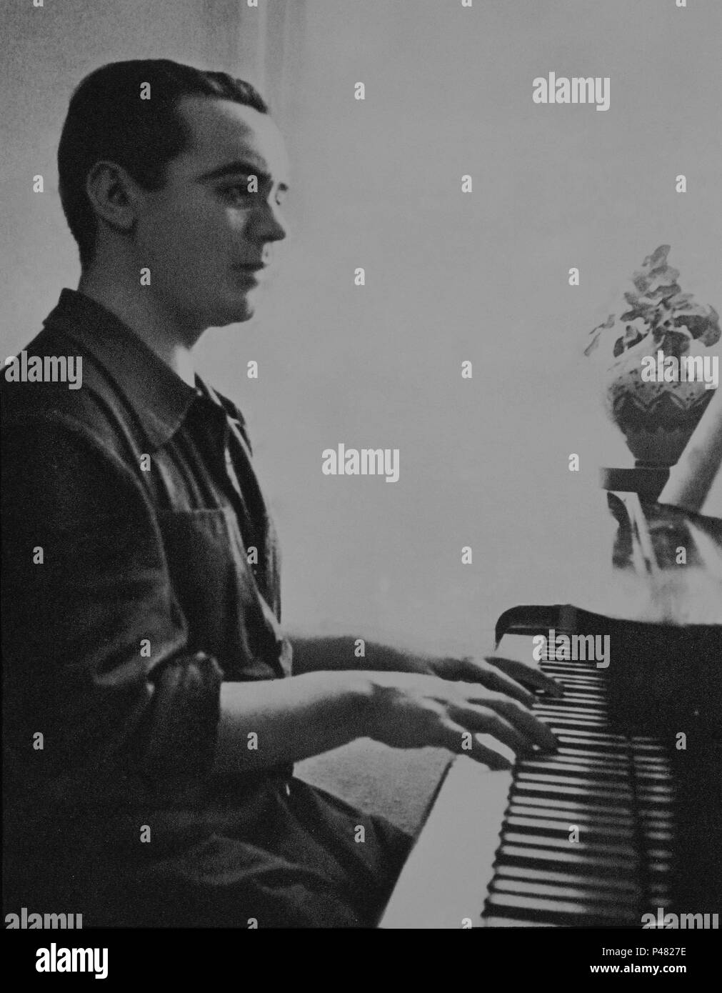 FEDERICO GARCIA LORCA TOCANDO EL PIANO-FOTOGRAFIA ANTIGUA-AÑOS 20. Stock Photo
